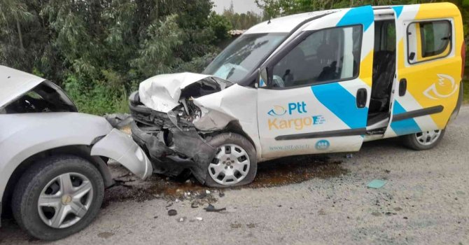 Otomobil ile hafif ticari araç kafa kafaya çarpıştı: 2 yaralı