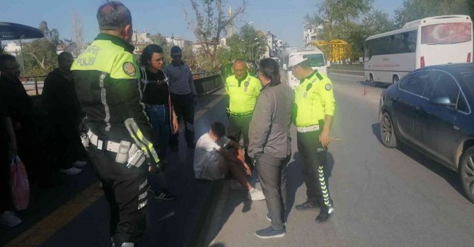 Dur ihtirana uymayıp ters yönde kaçarken yayaya çarptı: 2 yaralı