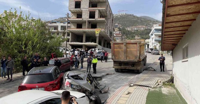 Freni boşalan hafriyat kamyonu 8 araca hasar verdi