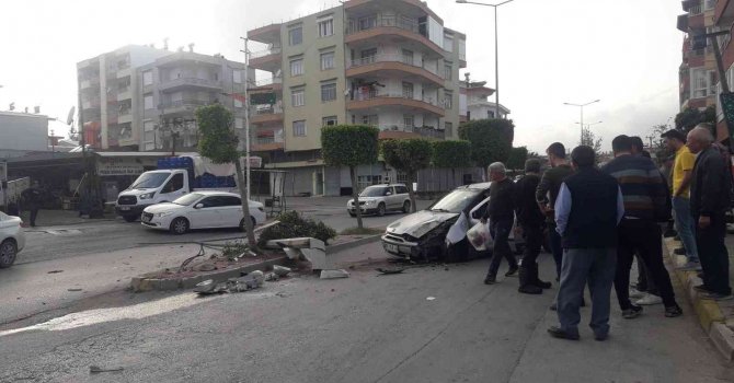 Aydınlatma direğine çarpan otomobilin sürücüsü yaralandı