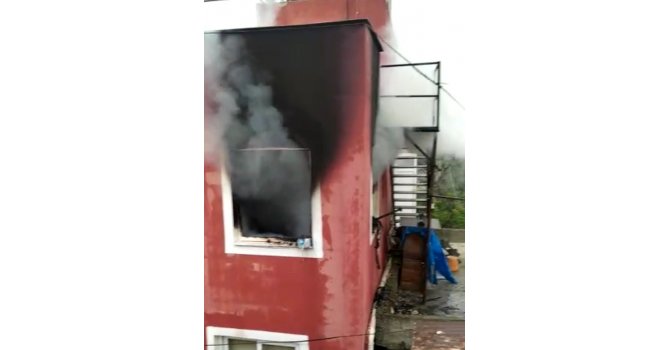 Mersin’de 2 katlı evde çıkan yangın korkuttu