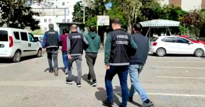 Koltuğun altındaki gizli bölmeden uyuşturucu çıktı