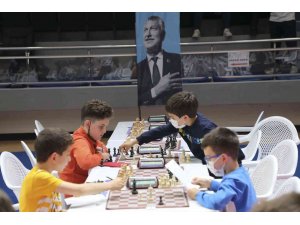 450 satranç tutkunu çocuk kıyasıya mücadele etti