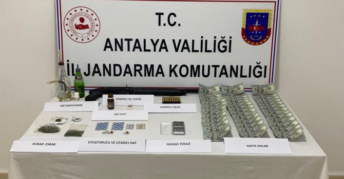 Uyuşturucu tacirinin evinde 42 adet sahte 100 Dolar bulundu