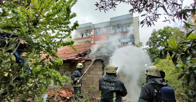 Hırsızlar önce soydu, sonra yaktı