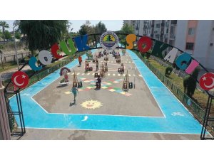 Çocuklar hayallerindeki 23 Nisan’ı tuvallere yansıttı