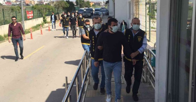 Başkan Akay’a Ramazan kolisi için yumurta atmışlar