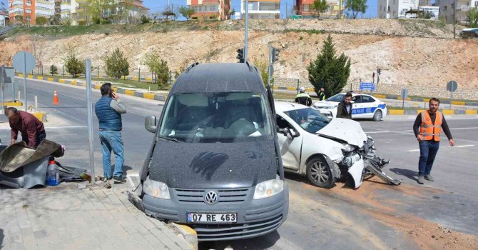 Kavşakta kırmızı ışık ihlali: 4 yaralı