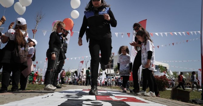 Adana polisi bayramda çocuklarla “seksek” oynadı