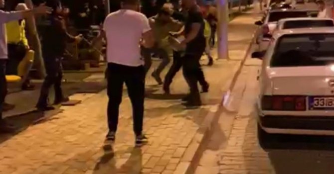 Alkollü oldukları iddia edilen 3 kişi polisleri darp etti