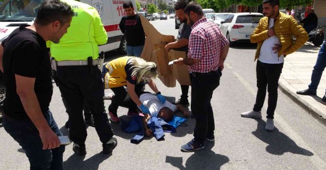 Kazada yaralanan motosiklet sürücüsünü kartonla güneşten korudular