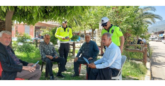 Hassa’da trafik polisi traktör sürücülerini bilgilendirdi