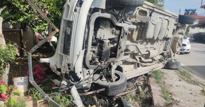 Kontrolden çıkan otomobil evin bahçesine girdi