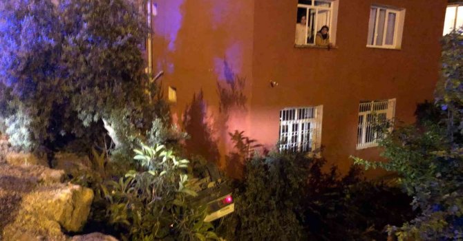 Çay içerken şok yaşadılar: Bahçelerine araç uçtu