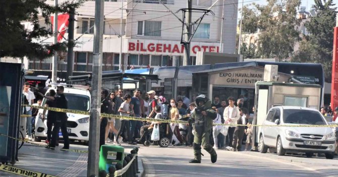 Antalya’da çöp kutusuna atılan çanta polisi alarma geçirdi