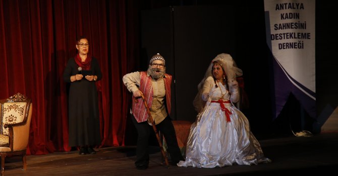 Kadınlar Kabaresi Döşemealtı'nda