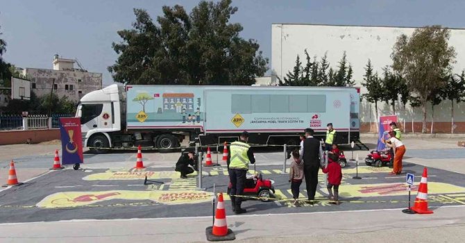 Jandarma mobil trafik eğitim tırı Mersin’de