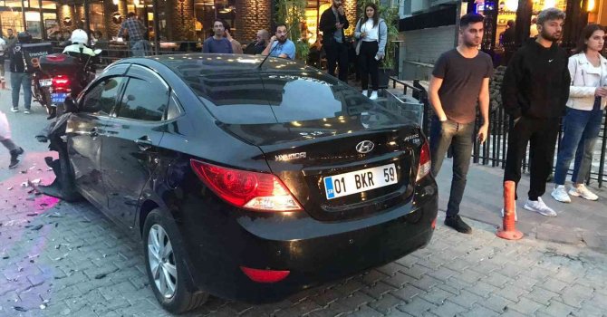 Motosiklet ile otomobilin çarpıştığı kaza kamerada