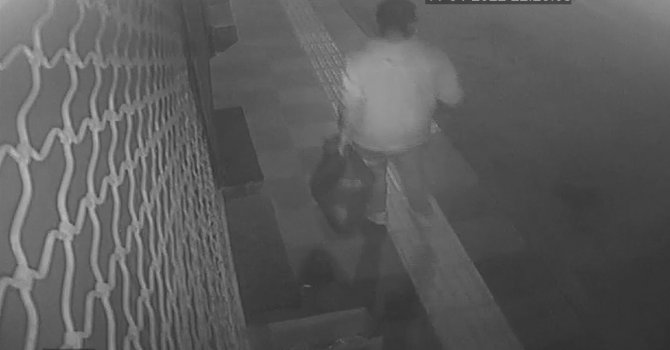 Caminin ses sistemini çaldı