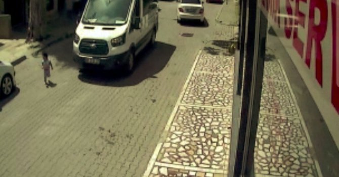 Antalya’da 2 yaşındaki Doruk, minibüsün altında kalarak hayatını kayetti