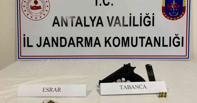 Jandarma tehdit olayı için gittiği evde uyuşturucu ve silah buldu