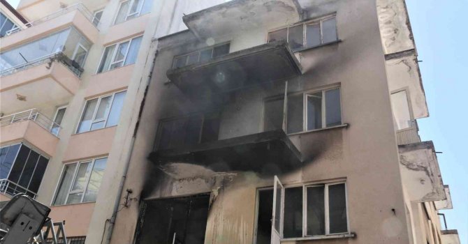 Madde bağımlılarının kullandığı metruk bina alev alev yandı