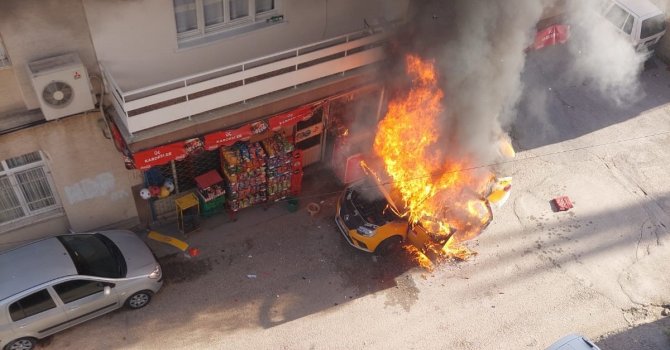 Takside yangın çıktı, iş yeri ile iki katlı ev yandı
