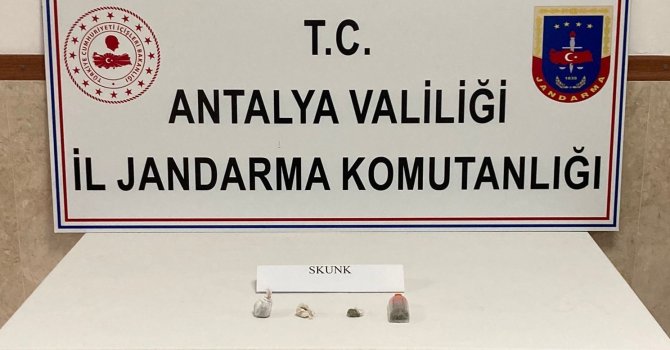 Üzerlerinde uyuşturucu madde bulunduran 4 kişi yakalandı