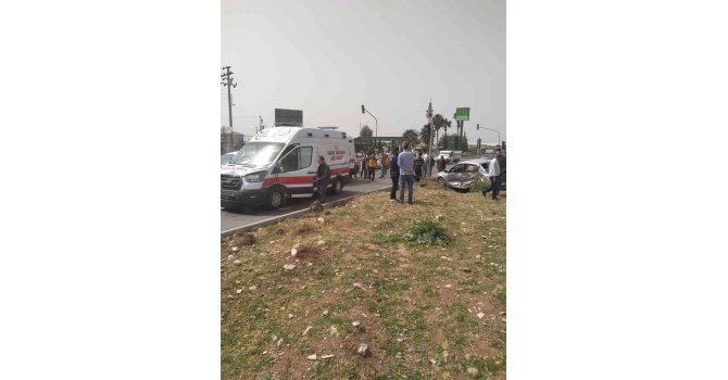 Hatay’da ambulans ile çarpışan otomobilin sürücüsü yaralandı