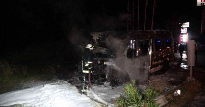 Antalya’da transfere giden tur minibüsü alev alev yandı, sürücü canını zor kurtardı