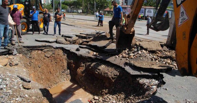 Antalya’da su borusu patladı, yol çöktü