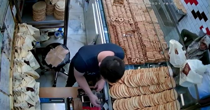 Kasiyer paraları paspasla çaldı