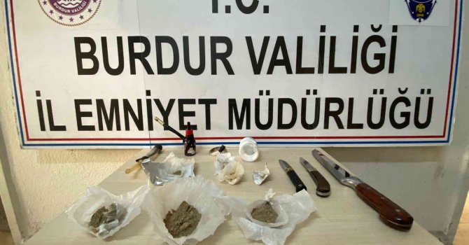 Yakalanacaklarını anlayınca uyuşturucu maddeyi araçtan dışarıya attılar