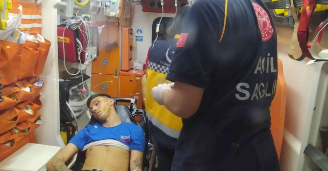 Adana’da otobüs durağında bıçaklı kavga: 4 yaralı