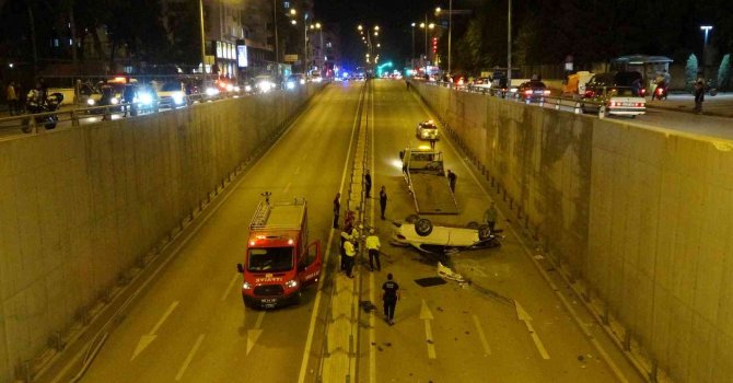 Bariyerleri aşan otomobil alt geçide düştü: 3 yaralı
