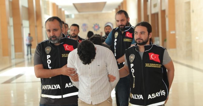 Antalya’da sahte polis kimliği ile 56 bin dolar dolandıran 4 şüpheli yakalandı