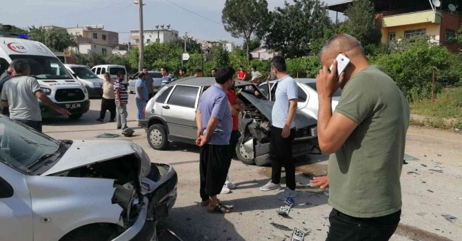 Kontrolden çıkan otomobil iki araca çarptı, sürücüler yaralandı