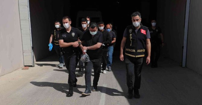 Antalya’da eşzamanlı operasyonda 51 aranan şahıs yakalandı