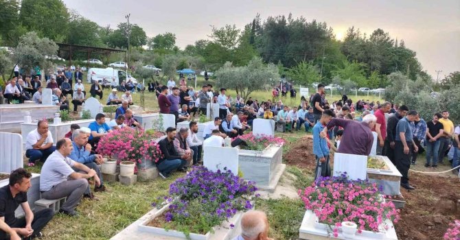 Öldürülen anne ve oğlu yan yana toprağa verildi