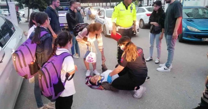 Evine giden kadına araç çarptı, çocukları başında olanları endişeyle takip etti