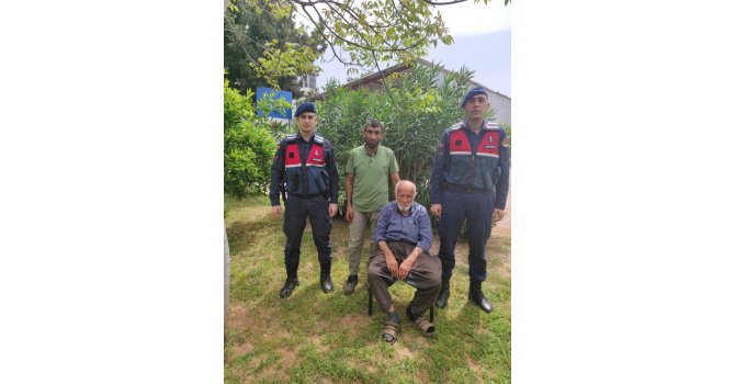 Kayıp Alzheimer hastasını jandarma oğluna teslim etti