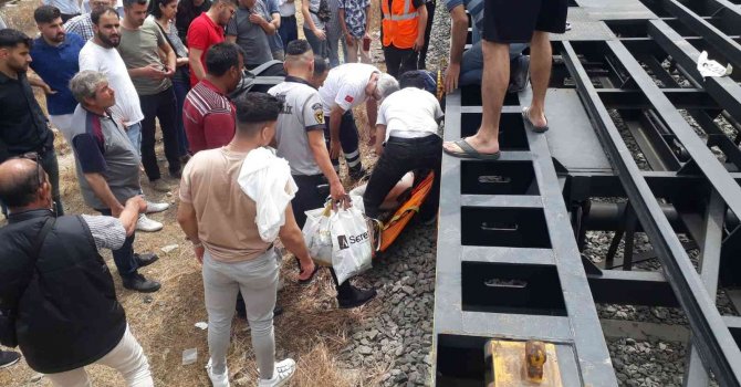 Raylardan geçerken trenin çarptığı genç kız hastanelik oldu