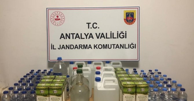 Evinde alkol üretip satan şahsa operasyon