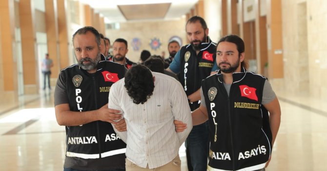 Kendilerini savcı olarak tanıtan dolandırıcılar yakalandı