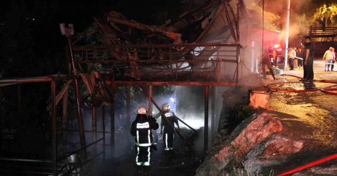 Alevlere teslim olan restoran küle döndü