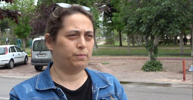 Geç kaldığı iddiasıyla mesai arkadaşı tarafından sokak ortasında darp edilen kadın: “İşe gitmeye korkuyorum”