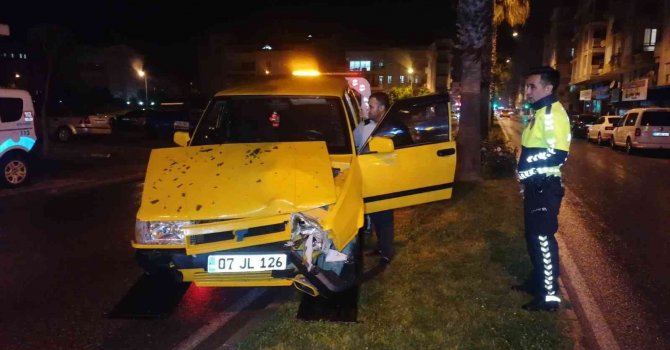 Kaza yapıp yaralanan gençler otomobili bırakıp kaçtı