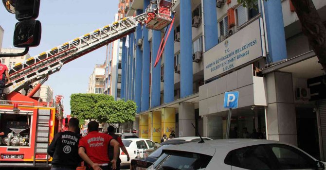 Mersin’de belediye binasında çıkan yangın korkuttu