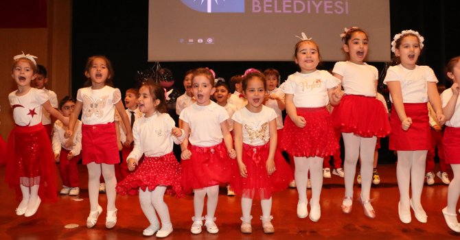 Miniklerin mezuniyet sevinci