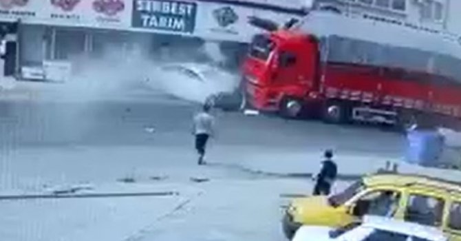 Otomobil karşı şeride geçerek tır ile çarpıştı: 1 ölü,1 yaralı